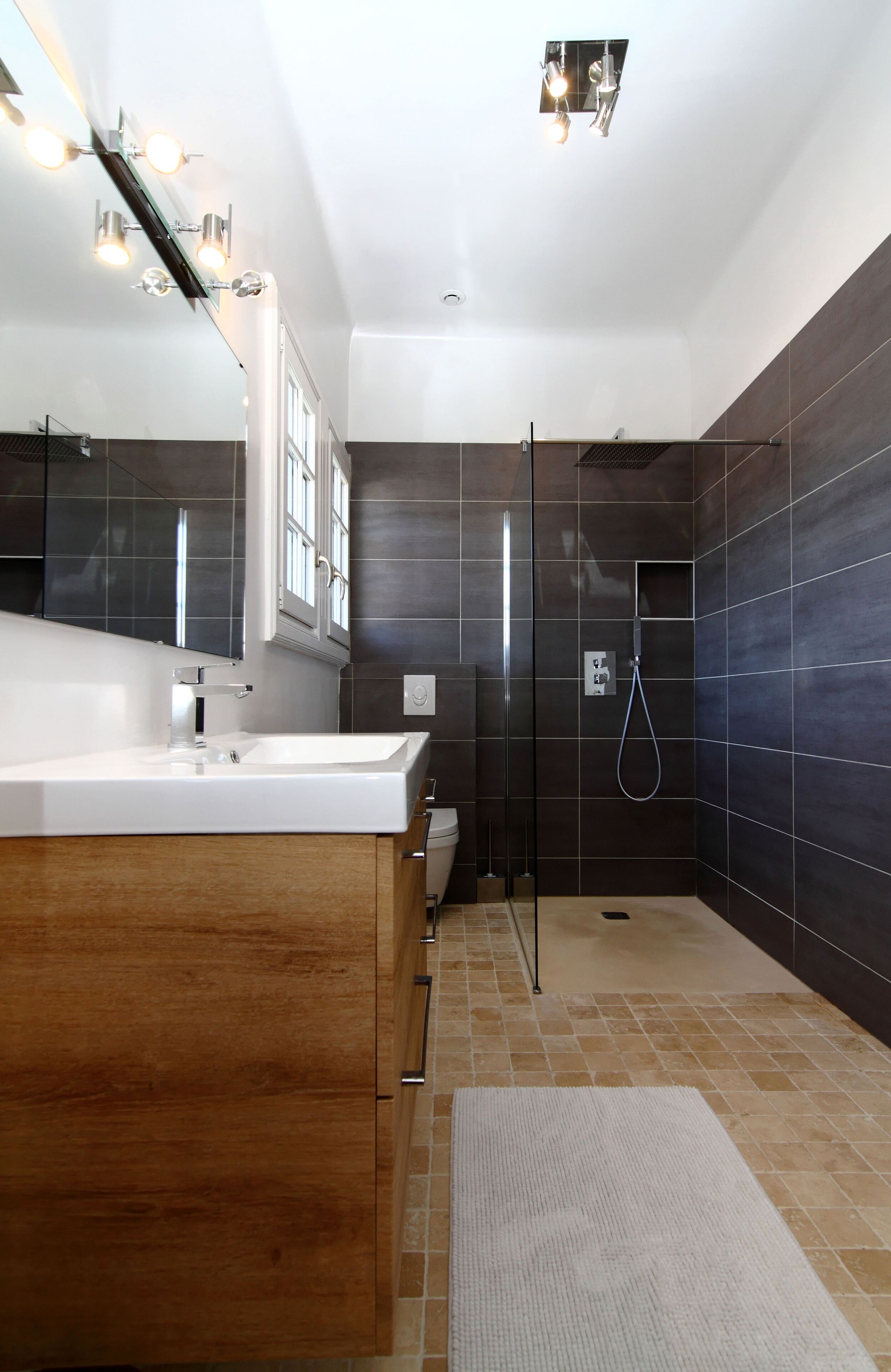 Bathtub, hair dryer, towels, toilet paper