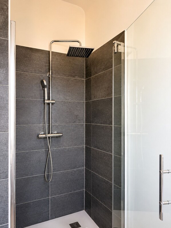 Bathtub, hair dryer, towels, toilet paper - Architect-designed villa 200 m² 5 min from the beach (Saint-Jean-De-Luz)