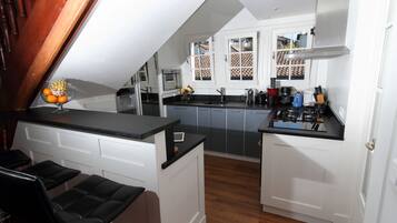 Een koelkast, een magnetron, een oven, een kookplaat