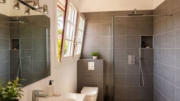 Een bad, een haardroger, handdoeken, toiletpapier