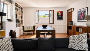 TV, fireplace, books, stereo - Architect-designed villa 200 m² 5 min from the beach (Saint-Jean-De-Luz)