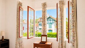 A room with a bed, a wooden desk with a mirror, and a window with curtains. - Architect-designed villa 200 m² 5 min from the beach (Saint-Jean-De-Luz)