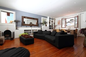 Televisor, llar de foc, llibres i estèreo 