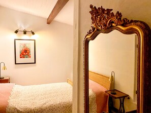 4 habitaciones, tabla de planchar con plancha y cuna de viaje 