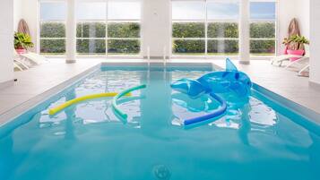 Een binnenzwembad en een buitenzwembad