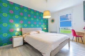 3 bedrooms, desk, iron/ironing board, travel crib