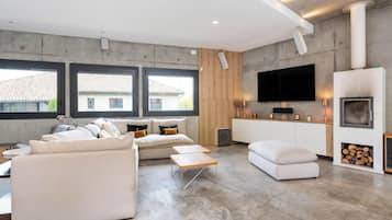 Télévision, cheminée