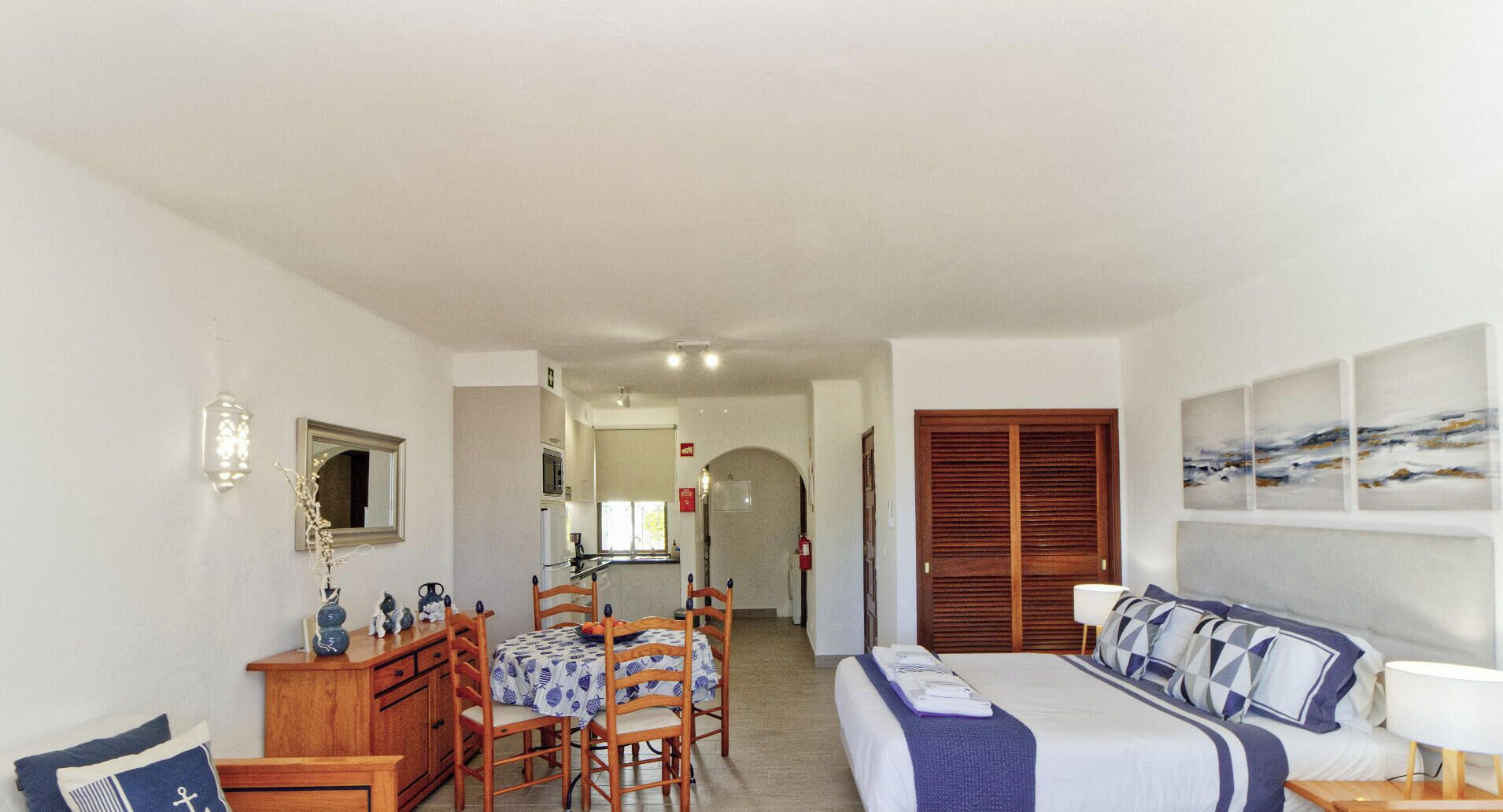 Caja fuerte, tabla de planchar con plancha, cuna de viaje y wifi gratis