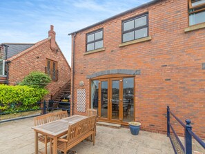 Outdoor dining - Island In The Stream (Abraham&rsquo;s Quay, Whitby)