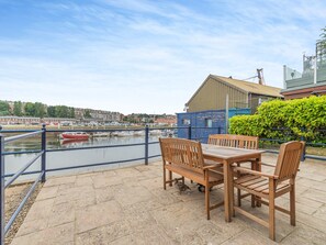 Outdoor dining - Island In The Stream (Abraham&rsquo;s Quay, Whitby)
