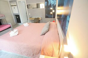 6 quartos, ferros/tábuas de passar roupa, berço de viagem