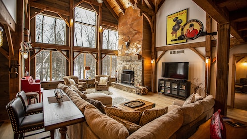 Boyne Mountain - Ski-In/Out, featuring 4 master suites with an outside Hot Tub 