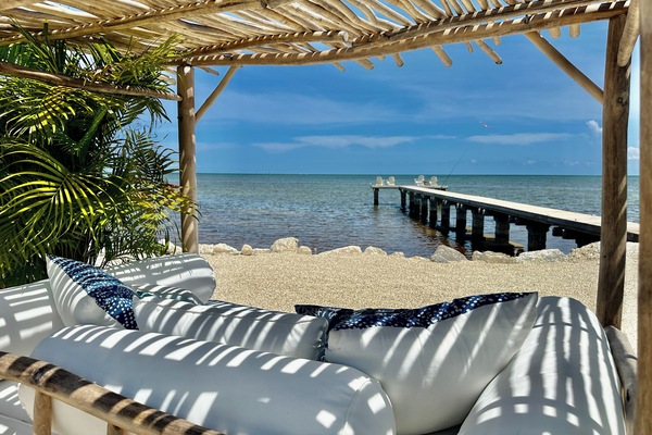 En la playa, camastros y toallas de playa