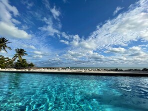 Plage, chaises longues, serviettes de plage