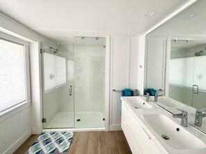 Douche, sèche-cheveux, serviettes fournies, savon