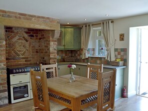 Dining - 2 bedroom accommodation in Over Haddon, near Bakewell (Over Haddon, near Bakewell)