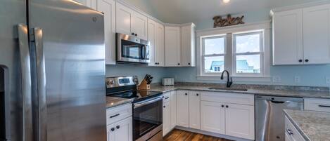 Refrigerador, microondas, horno y parrilla de estufa