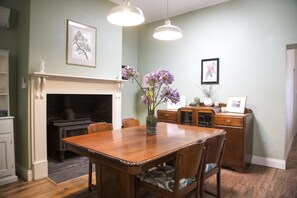 บ้านพักโรแมนติก, เตียงใหญ่ 1 เตียง, ปลอดบุหรี่ | บริเวณนั่งเล่น | ทีวีจอแบน, Netflix, เครื่องเล่นดีวีดี