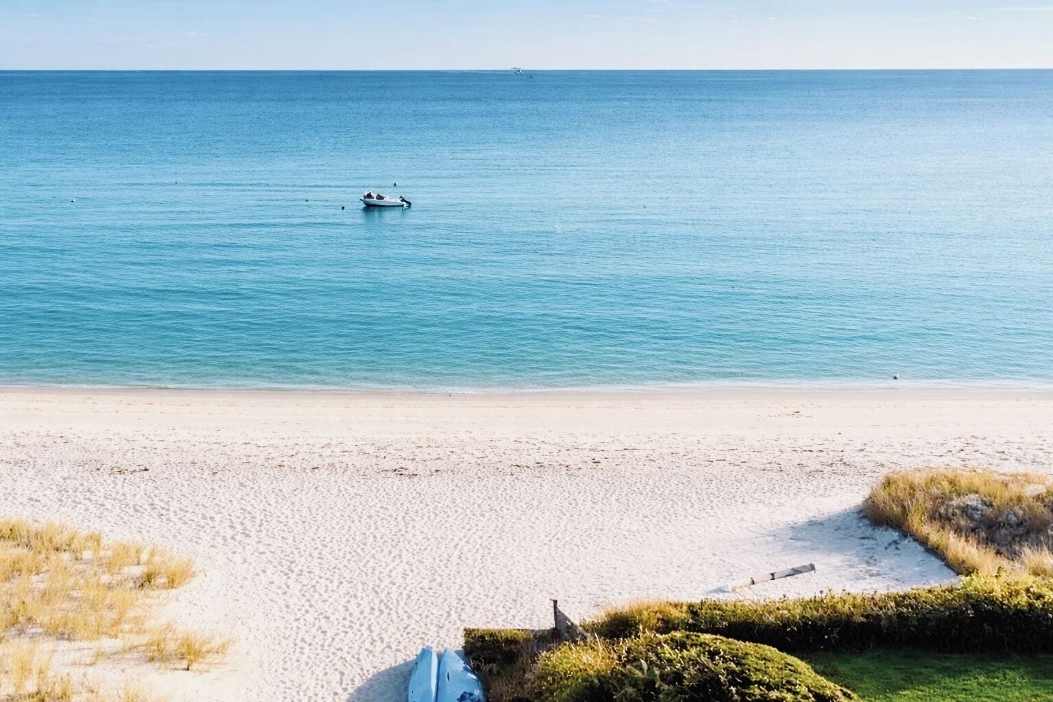 Beach nearby, sun-loungers, beach towels