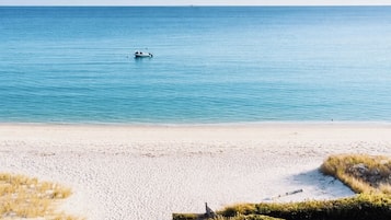 靠近海滩、沙滩椅、沙滩毛巾