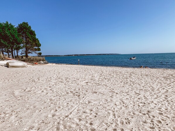 Beach nearby, sun-loungers, beach towels