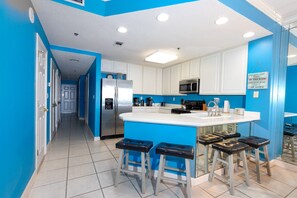 ثلاجة، ميكروويف، فرن، موقد طهي مسطح