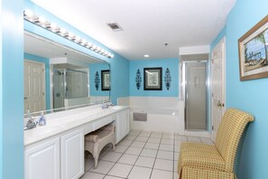 Combined shower/bathtub, jetted bath, towels - The Enclave 603 by Liquid Life (Orange Beach)