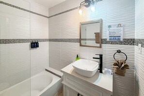 Towels - New oceanfront condo w/shared pool, dock, two kayaks, partial AC, strong WiFi (San Pedro)