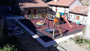 A playground with swings, a slide, and a climbing net. - The Petra y Armando house in Anguiano (Anguiano)