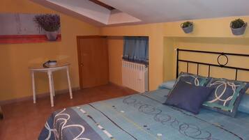 5 habitaciones, tabla de planchar con plancha y ropa de cama