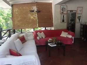 Televisión, reproductor de DVD y libros