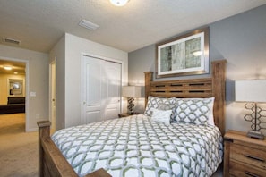 5 bedrooms, iron/ironing board, WiFi, bed sheets - 5BR Windsor Townhome | Private Splash Pool | Sleeps 12 | Dog Friendly | Near Disney (kissimmee)