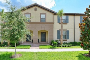 Exterior - 5BR Windsor Townhome | Private Splash Pool | Sleeps 12 | Dog Friendly | Near Disney (kissimmee)