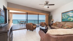 Televisión, reproductor de DVD y estéreo