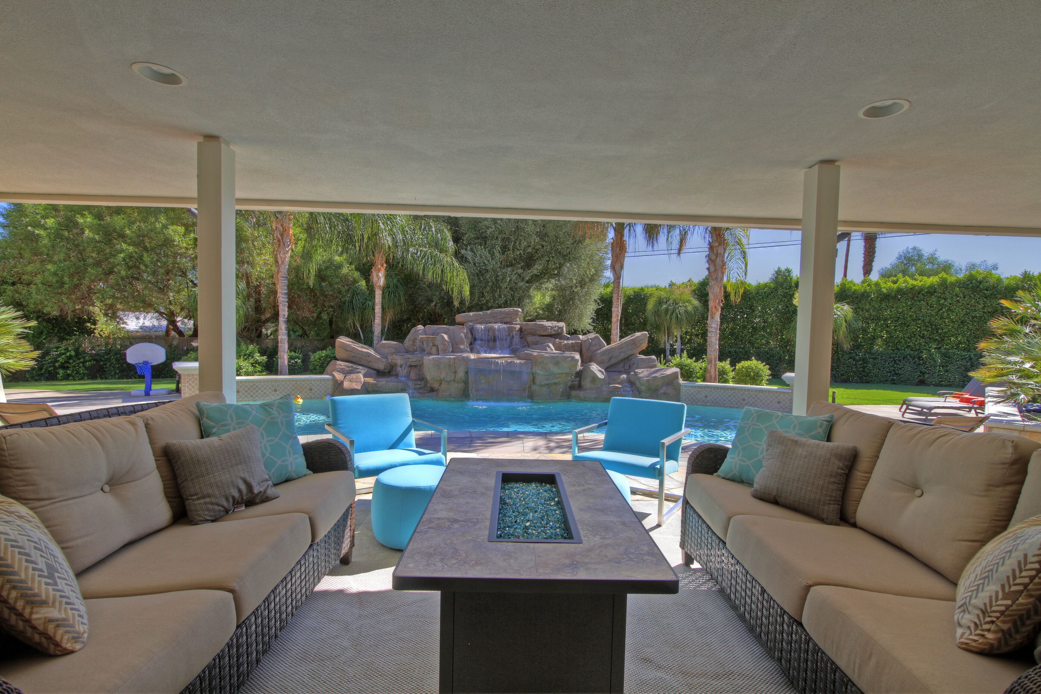 Beautiful Mid-Century, on 1/2 acre lot, gorgeous backyard & close to El Paseo!!