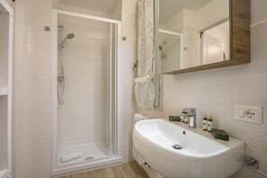 Douche, sèche-cheveux, bidet, serviettes fournies