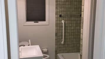 Douche, sĂšche-cheveux, serviettes fournies, savon