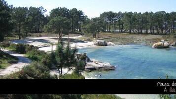 Perto da praia, espreguiçadeiras