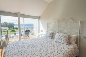 2 bedrooms, iron/ironing board, bed sheets, wheelchair access