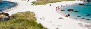 Una spiaggia nelle vicinanze, lettini da mare