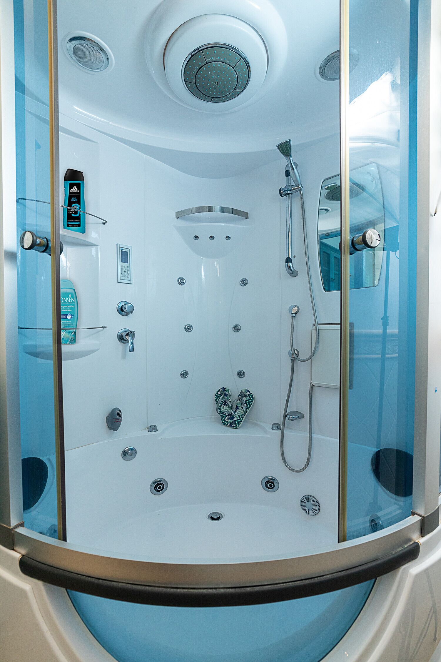 Baignoire, sèche-cheveux, serviettes fournies, papier toilette