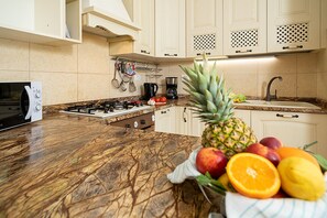 Kühlschrank, Ofen, Geschirrspüler, Wasserkocher mit Kaffee-/Teezubehör