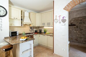 Fridge, oven, dishwasher, coffee/tea maker