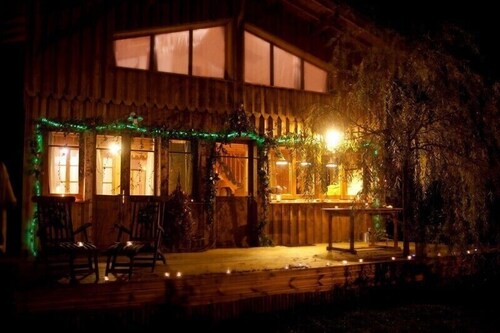 HAUS MIT GEISTIGE KABINE ZWISCHEN SEEN UND OZEAN