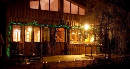 HOUSE WITH SPIRIT CABIN BETWEEN LAKES AND OCEAN