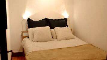 2 quartos, ferros/tábuas de passar roupa, berço de viagem