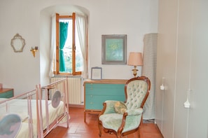 2 bedrooms, iron/ironing board, bed sheets