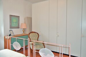 2 bedrooms, iron/ironing board, bed sheets