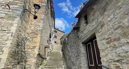 Nice apartment in the historic center of the village, overlooking the hills