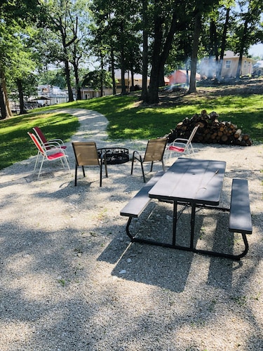 Quiet neighborhood, 2 Bedroom house, Lake front with dock, close to town